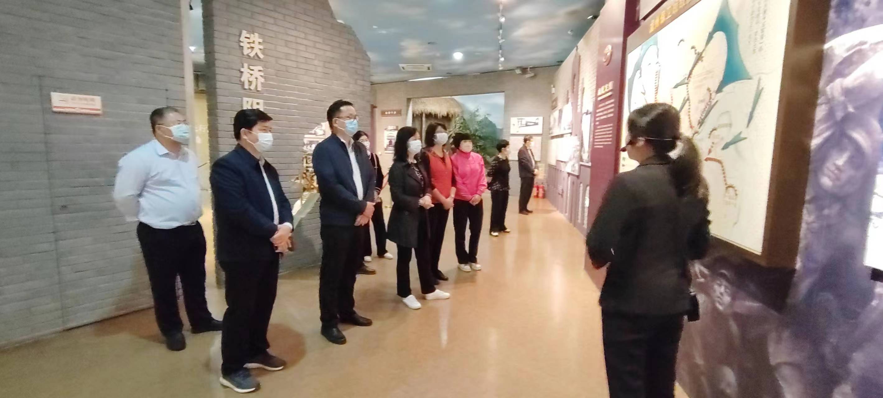 图为龙州县副县长黄国豪、龙州县政协副书记、主席黄华基陪同考察组参观龙州起义纪念馆现场。.jpg